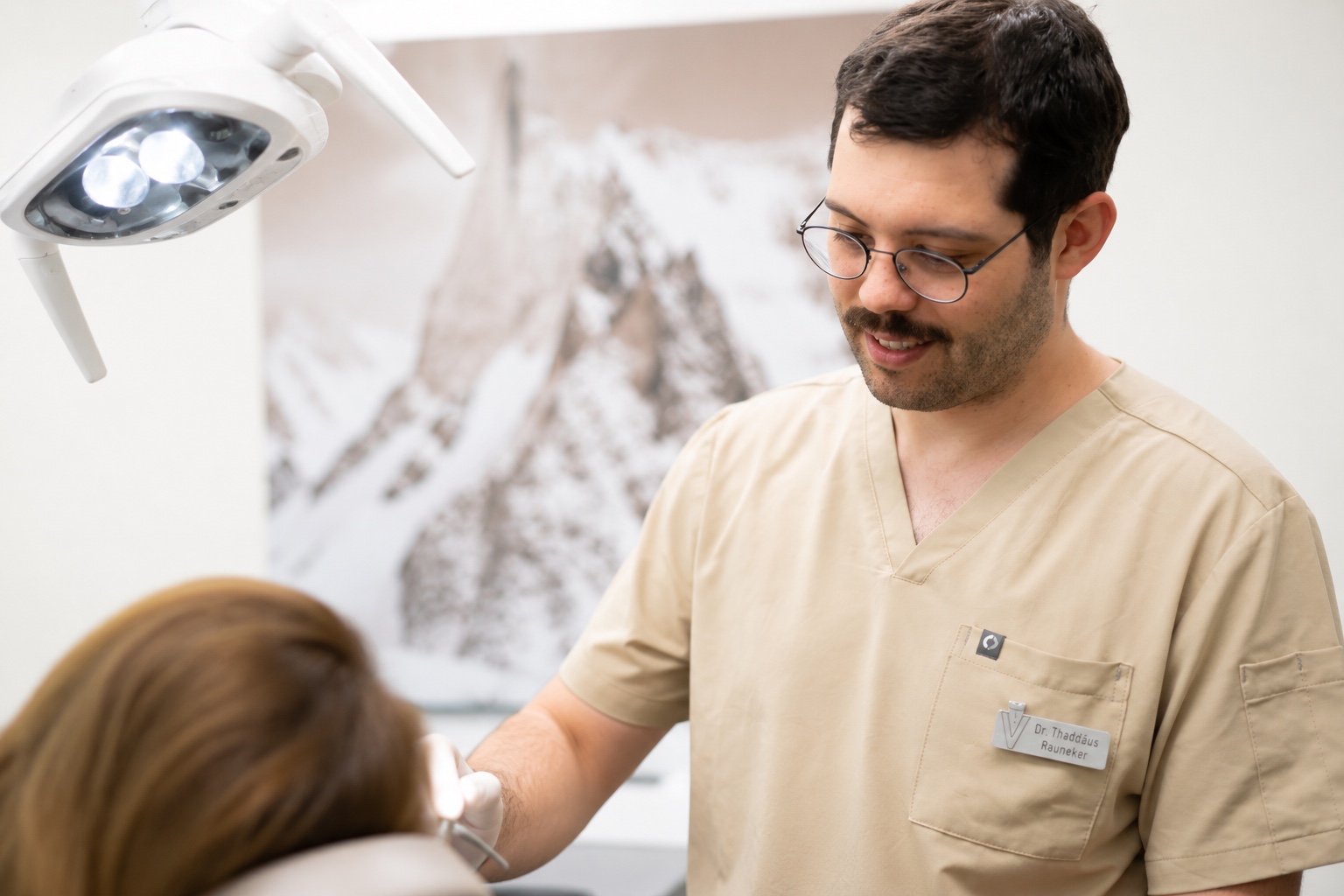 Patientin mit natürlichem Lächeln bei der ästhetischen Zahnberatung
